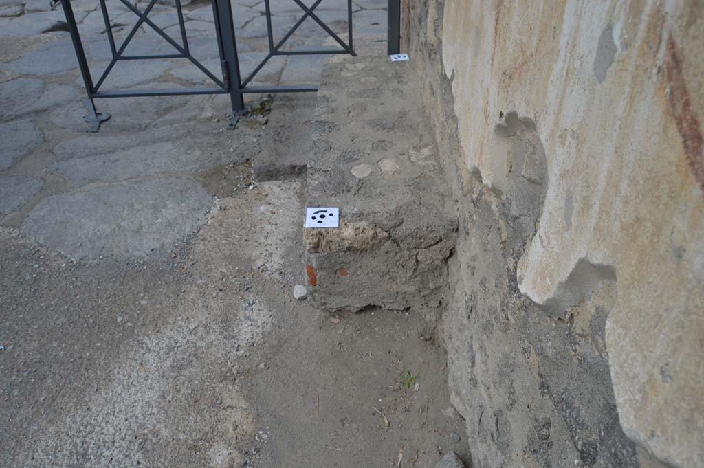 Vicolo dell'Efebo, Pompeii. October 2018. Looking north to bench at junction with Via dell’Abbondanza.
Foto Taylor Lauritsen, ERC Grant 681269 DÉCOR.