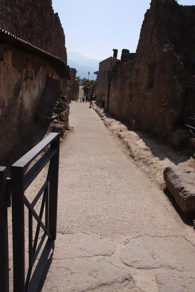 Vicolo dell'Efebo, Pompeii. September 2019. Looking south from Via dell’Abbondanza.
Photo courtesy of Klaus Heese.
