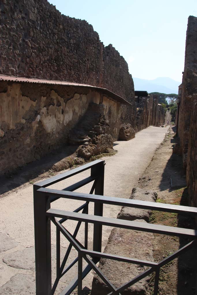 Vicolo dell'Efebo, Pompeii. September 2017. Looking south from junction with Via dell’Abbondanza between I.8 on left, and I.7, on right.
Photo courtesy of Klaus Heese.