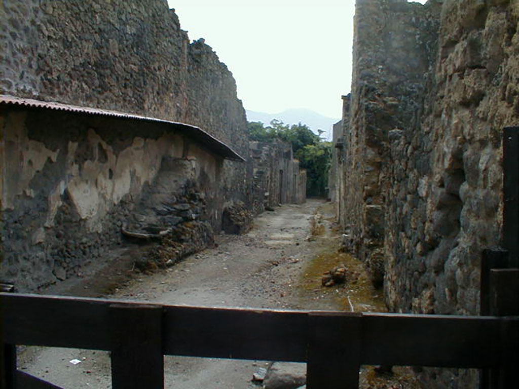Vicolo dell’Efebo, September 2004. Looking south from junction with Via dell’ Abbondanza between I.8 and I.7.