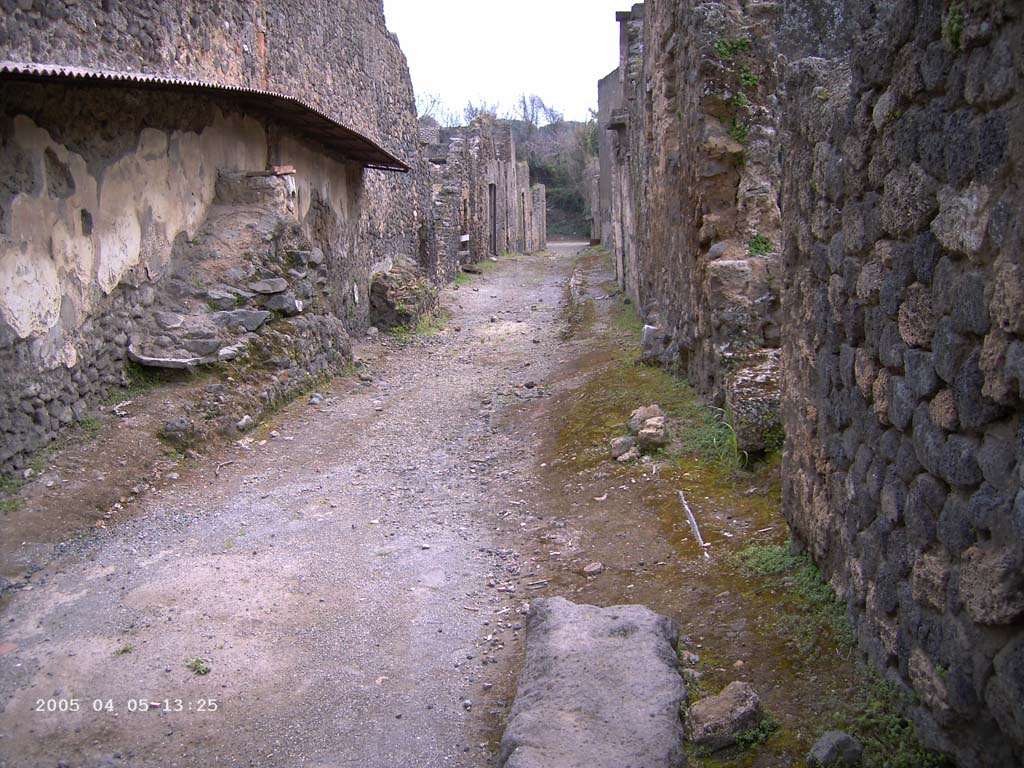 Vicolo dell’Efebo, April 2005. Looking south between I.8 and I.7. Photo courtesy of Klaus Heese.