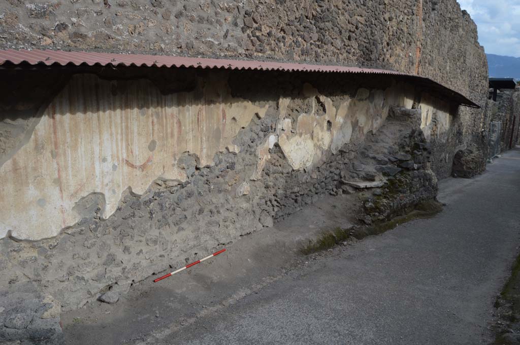 Vicolo dell’Efebo, east side, Pompeii. October 2018. Looking south along street altar.
Foto Taylor Lauritsen, ERC Grant 681269 DÉCOR.