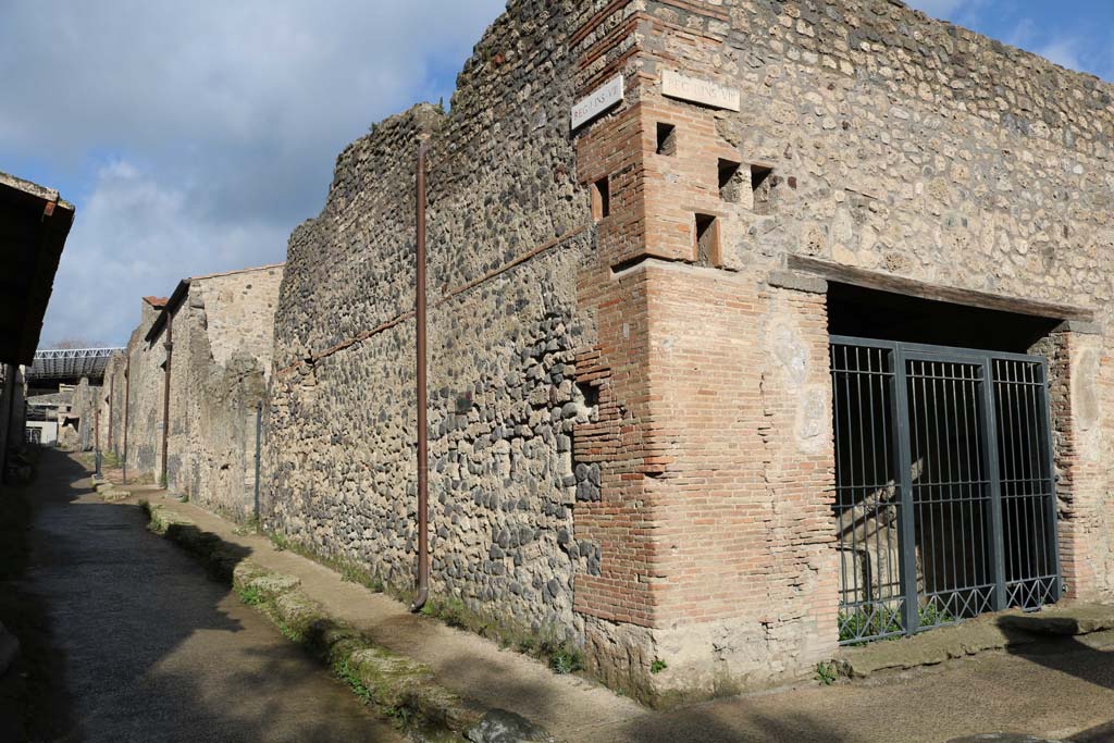 Vicolo dell’Efebo between I.7 and I.8. December 2018. 
Looking north along east side from junction with Via di Castricio, and I.8.15, on right. Photo courtesy of Aude Durand.