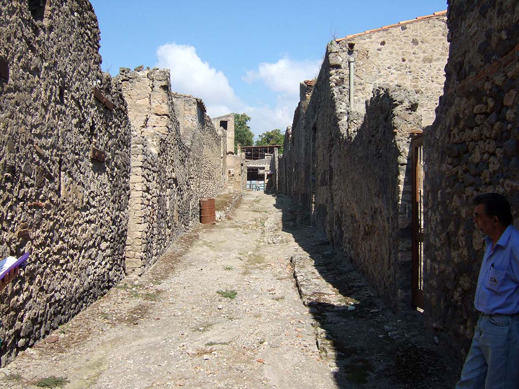 Vicolo dell’Efebo between I.7 and I.8. September 2005. Looking north.