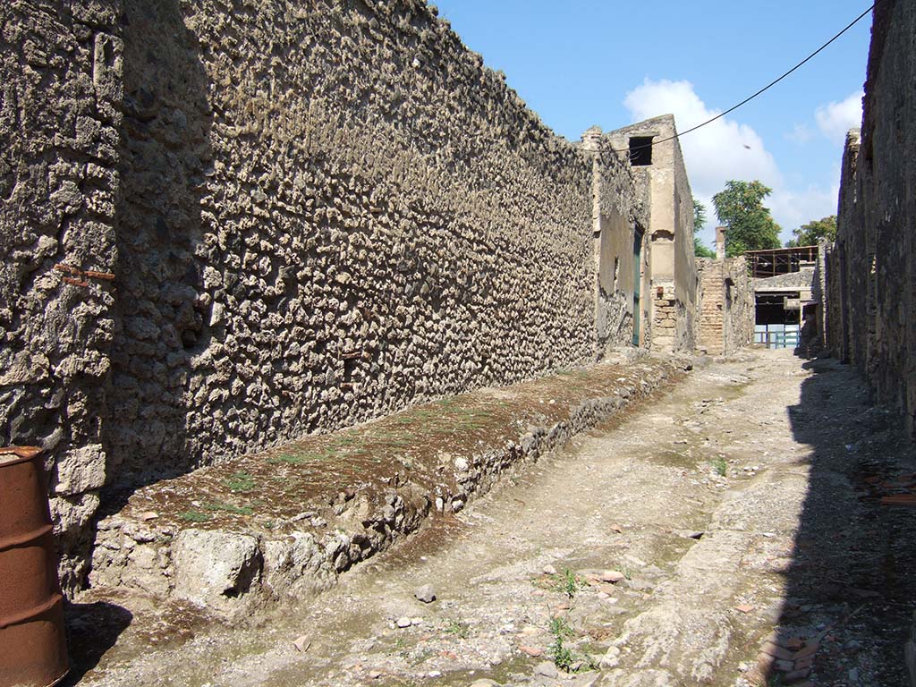 Vicolo dell’Efebo between I.7 and I.8, west side. September 2005. Looking north to Via dell’ Abbondanza.