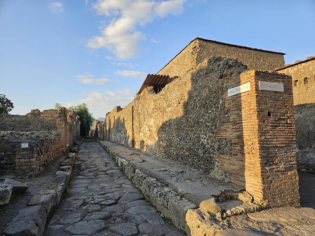 Vicolo della Fullonica, Pompeii. November 2024. 
Looking north along roadway between VI.6, on left, and VI.8, on right. Photo courtesy of Annette Haug.