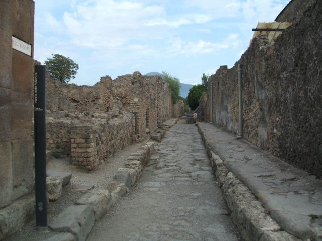 Vicolo della Fullonica between VI.6 and VI.8. Looking north from junction with Via delle Terme. May 2005.