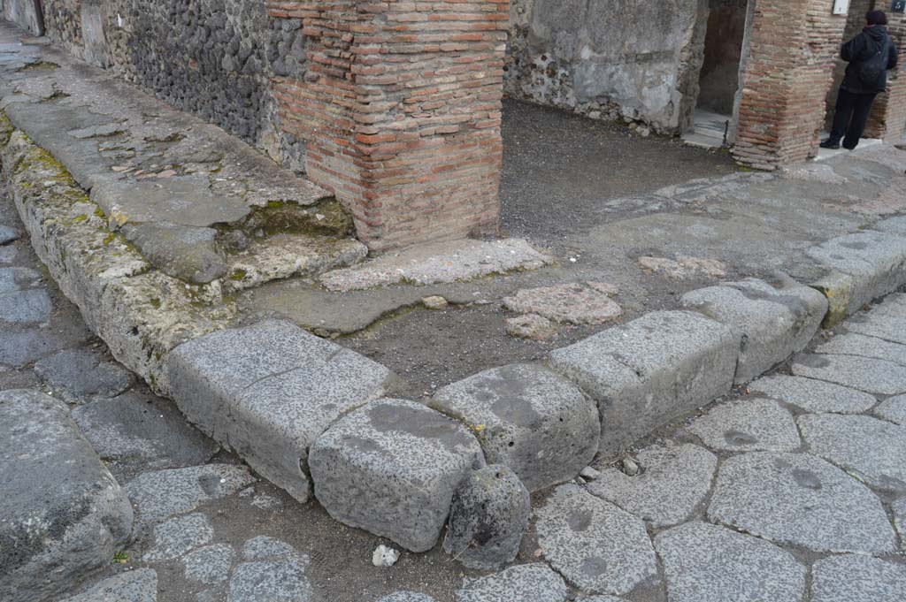 Vicolo della Fullonica, Pompeii. March 2018. 
Looking north-east, detail of lower wall and pavement, from junction with Via delle Terme. 
Foto Taylor Lauritsen, ERC Grant 681269 DÉCOR
