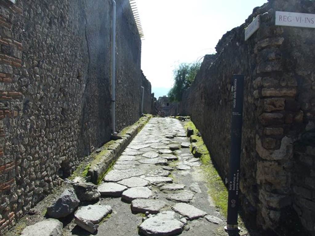 Vicolo della Fullonica between VI.8 and VI.6. Looking south from crossroads with Vicolo di Mercurio.  March 2009.