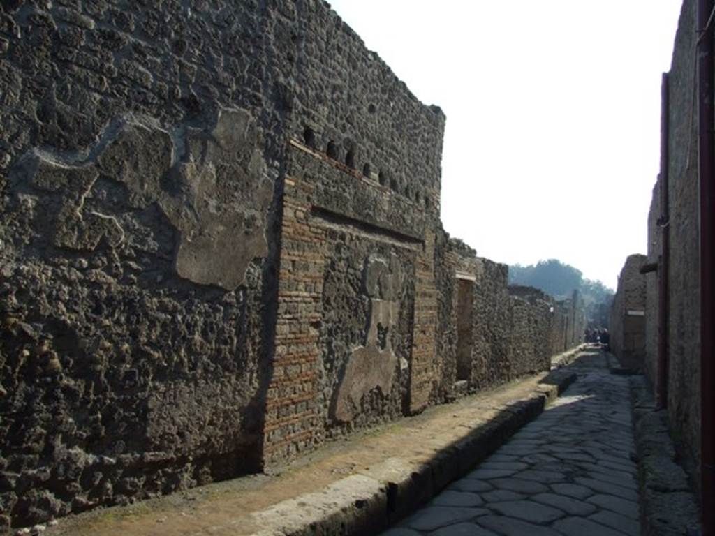 Vicolo della Maschera between VII.11 and VII.10. December 2007.Looking south to junction with Vicolo degli Scheletri