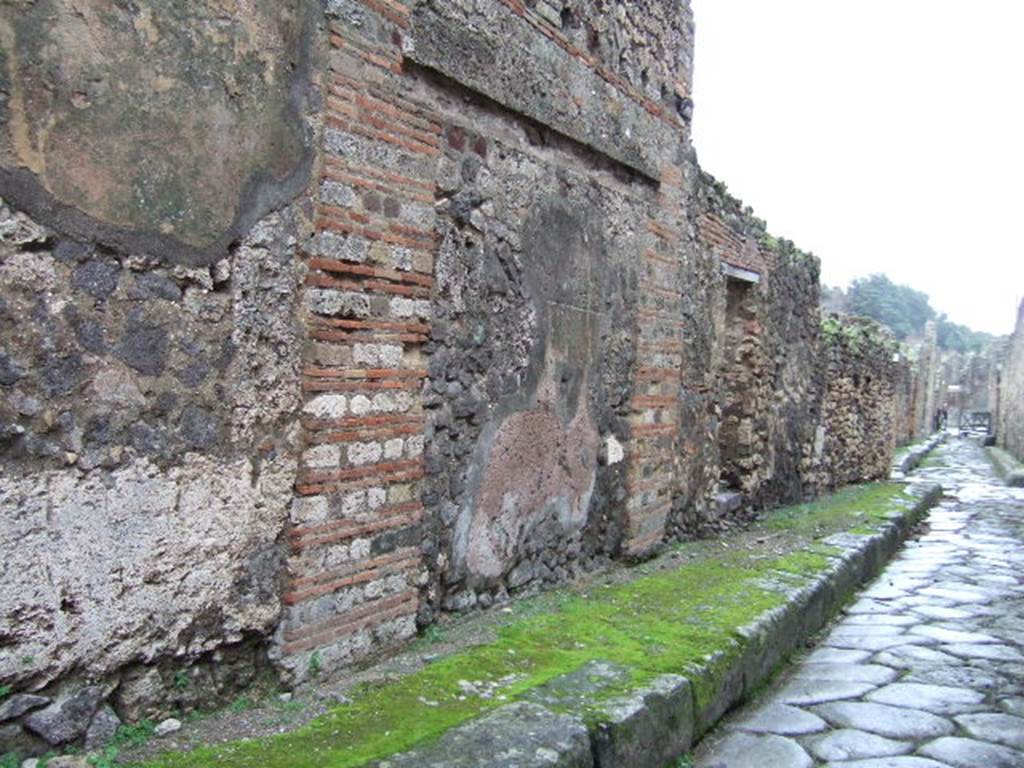 Vicolo della Maschera, east side, December 2005. Looking south to junction with Vicolo degli Scheletri.