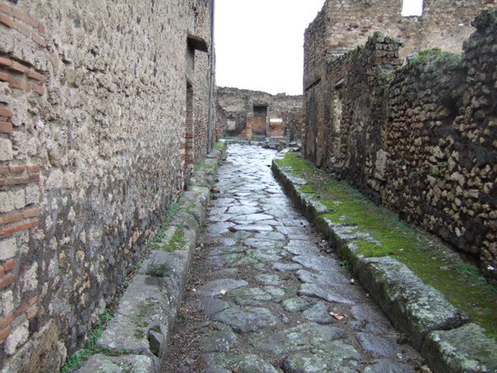 Vicolo della Maschera between VII.10 and VII.11. December 2005.
Looking north from junction with Vicolo degli Scheletri.