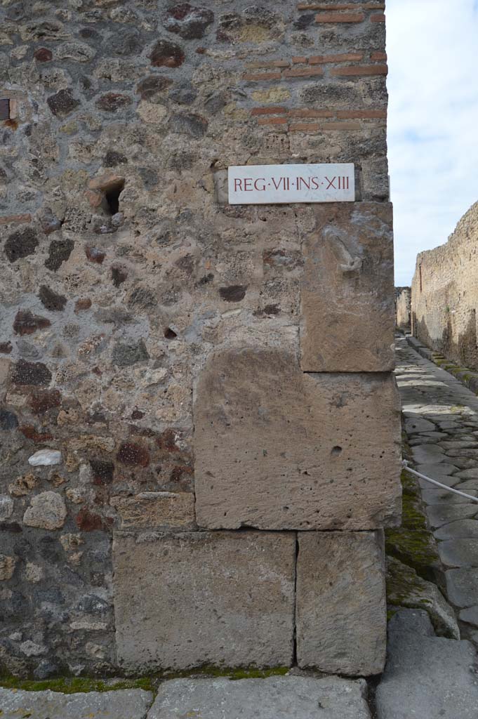 Vicolo della Maschera, west side. March 2018. 
Looking west to corner at junction with Vicolo degli Scheletri between VII.13 and VII.10, on right. 
Foto Taylor Lauritsen, ERC Grant 681269 DÉCOR.