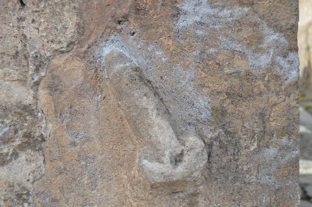Vicolo della Maschera, west side. March 2018. 
Looking west to detail of phallus on corner at junction of VII.13, with Vicolo degli Scheletri.   
Foto Taylor Lauritsen, ERC Grant 681269 DÉCOR.