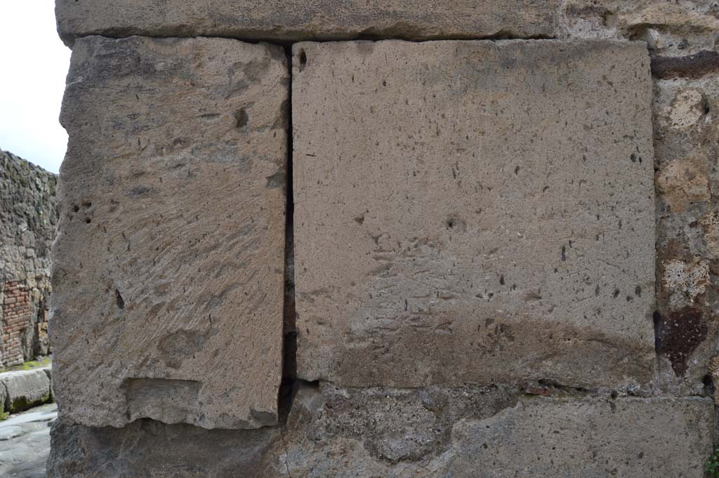 Vicolo degli Scheletri, Pompeii. March 2018. Looking south to corner of VII.13, at Junction with Vicolo della Maschera, on left.
Foto Taylor Lauritsen, ERC Grant 681269 DÉCOR.
