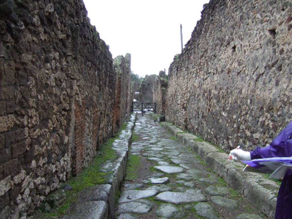 Vicolo della Maschera between VII.14 and VII.13. December 2005.Looking south towards Via dell’Abbondanza, from VII.14.18.