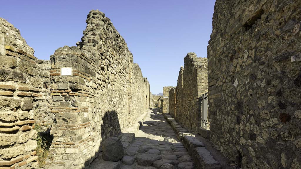 Vicolo della Maschera, August 2021. 
Looking north from between VII.13.13 on left and VII.14.19 on right. Photo courtesy of Robert Hanson.