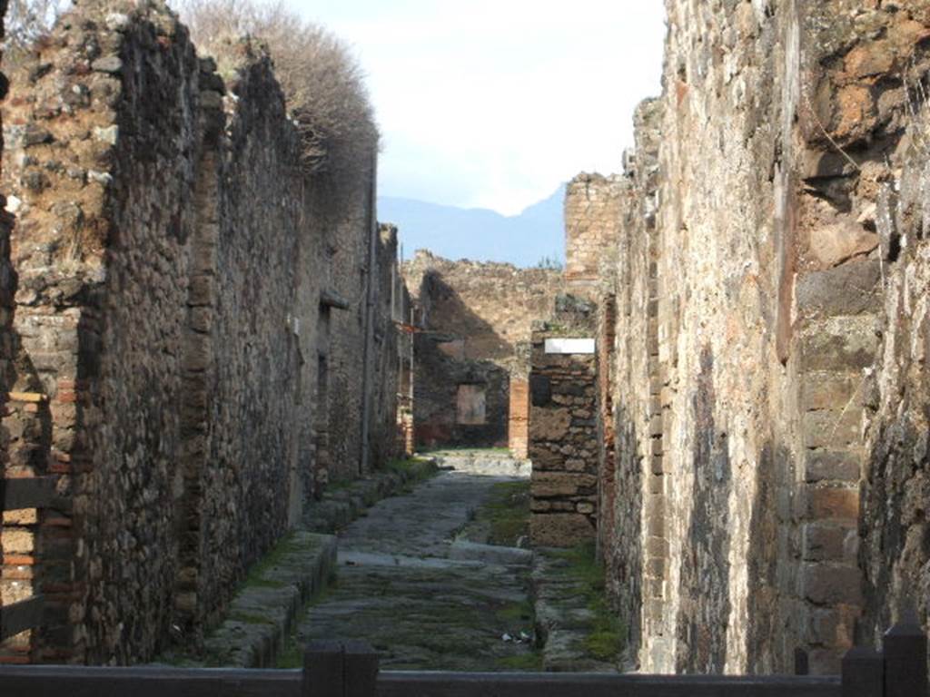 Vicolo della Maschera between VII.13 and VII.14. December 2004.
Looking north from Via dell’Abbondanza.