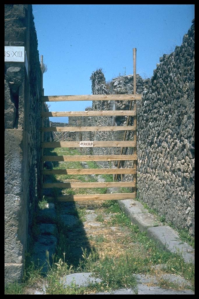 Vicolo della Maschera between VII.13 and VII.14. Looking north from Via dell’Abbondanza.
Photographed 1970-79 by Günther Einhorn, picture courtesy of his son Ralf Einhorn.