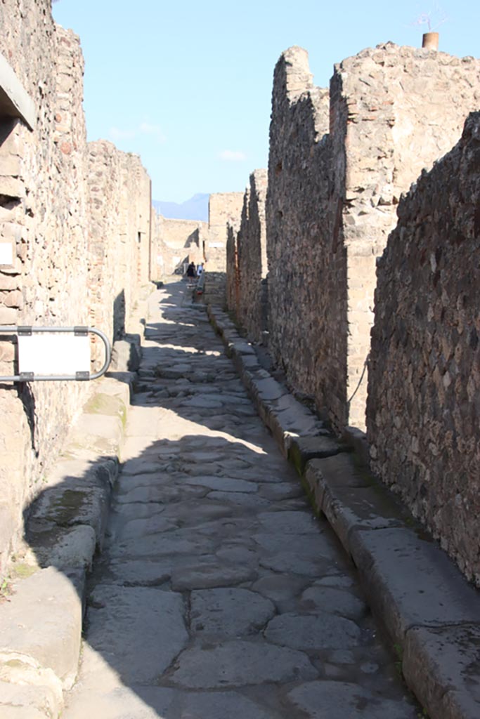 Vicolo della Maschera between VII.13 and VII.14. October 2022. 
Looking north. Photo courtesy of Klaus Heese.