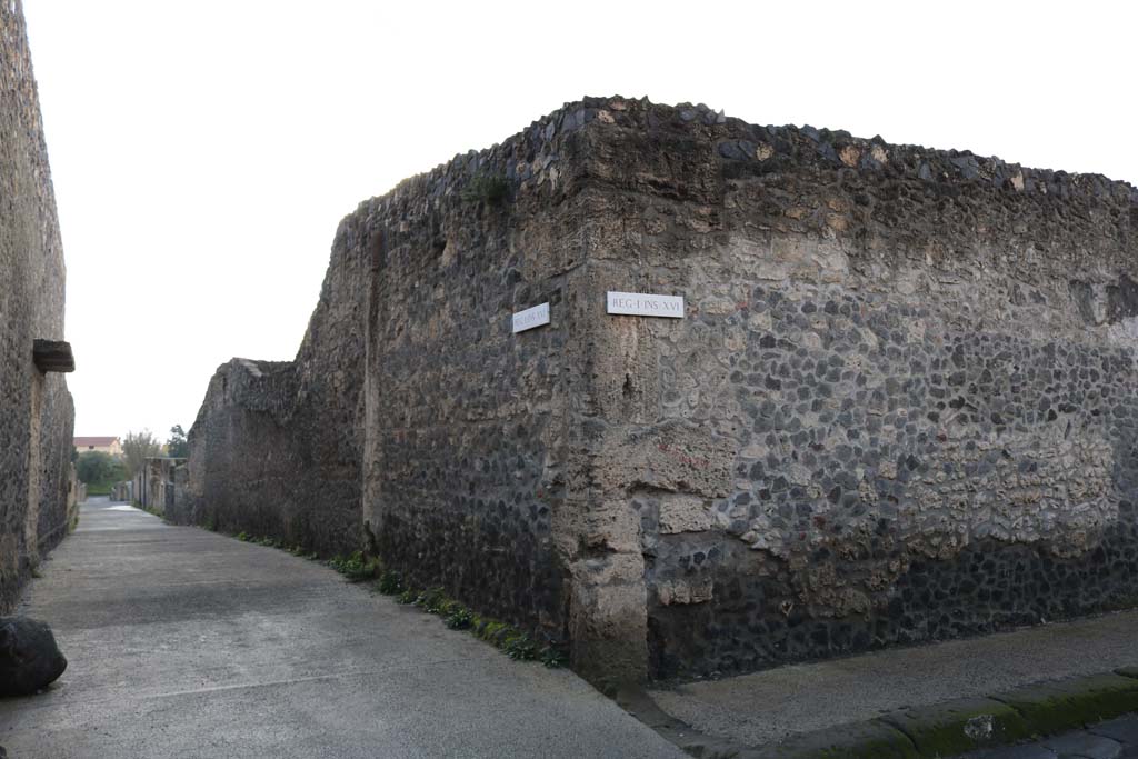 Vicolo della Nave Europa between I.15 and I.16. December 2018. 
Looking south from the junction with Via di Castricio, with I.16.1/2, on right. Photo courtesy of Aude Durand.