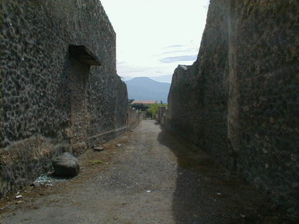 Vicolo della Nave Europa between I.15 and I.16. Looking south from the junction with Via di Castricio. September 2004.