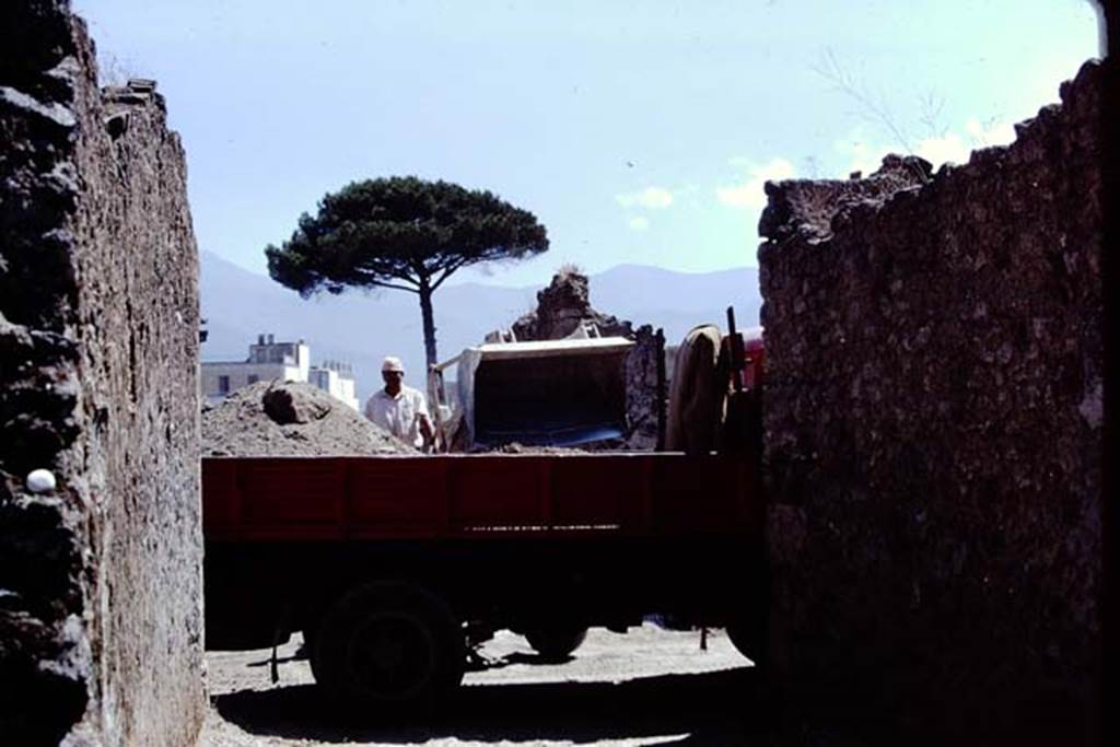 Vicolo della Nave Europa between I.15 and I.16 at junction with Via della Palestra. Pompeii. 1972. Removal of lapilli. Photo by Stanley A. Jashemski. 
Source: The Wilhelmina and Stanley A. Jashemski archive in the University of Maryland Library, Special Collections (See collection page) and made available under the Creative Commons Attribution-Non Commercial License v.4. See Licence and use details. J72f0704