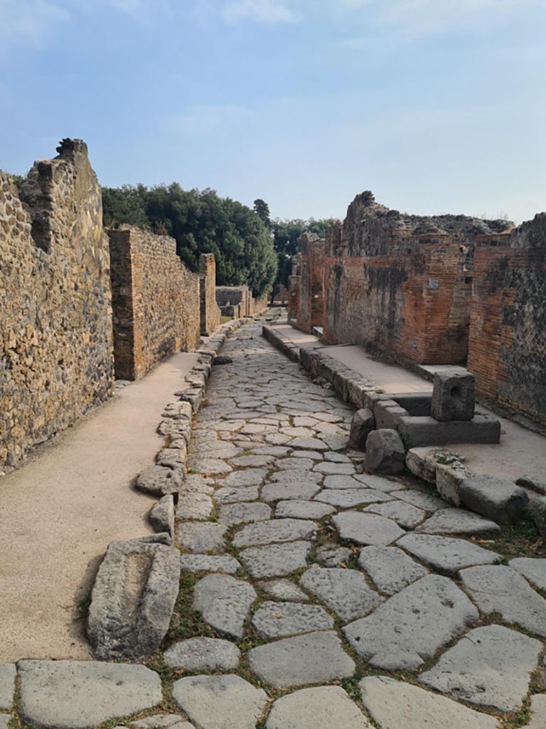 Vicolo della Regina, Pompeii. October 2023. 
Looking east from junction with Vicolo dei Dodici Dei. Photo courtesy of Klaus Heese.