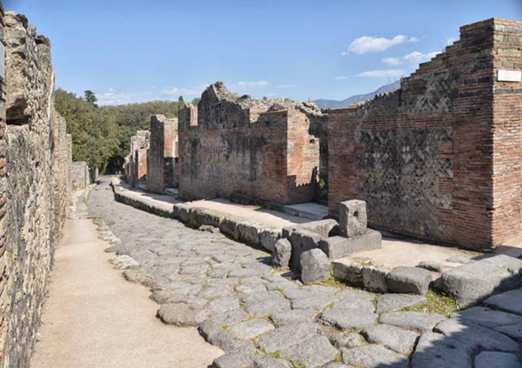 Vicolo della Regina. April 2018. Looking east from junction with Vicolo dei Dodici Dei. Photo courtesy of Ian Lycett-King. 
Use is subject to Creative Commons Attribution-NonCommercial License v.4 International.