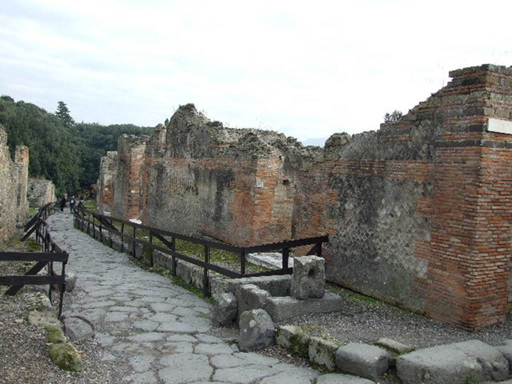Vicolo della Regina, December 2006. Looking east from junction with Vicolo dei Dodici Dei.