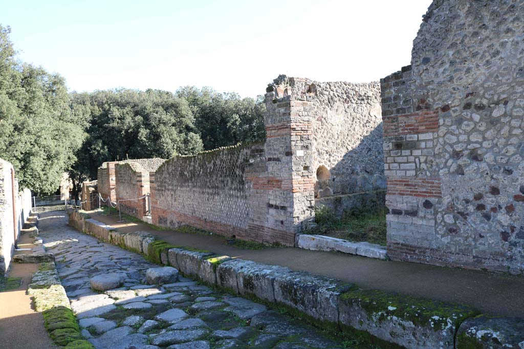 Vicolo della Regina, Pompeii. December 2018. 
Looking east along south side of roadway, from VIII.2.35, on right. Photo courtesy of Aude Durand.