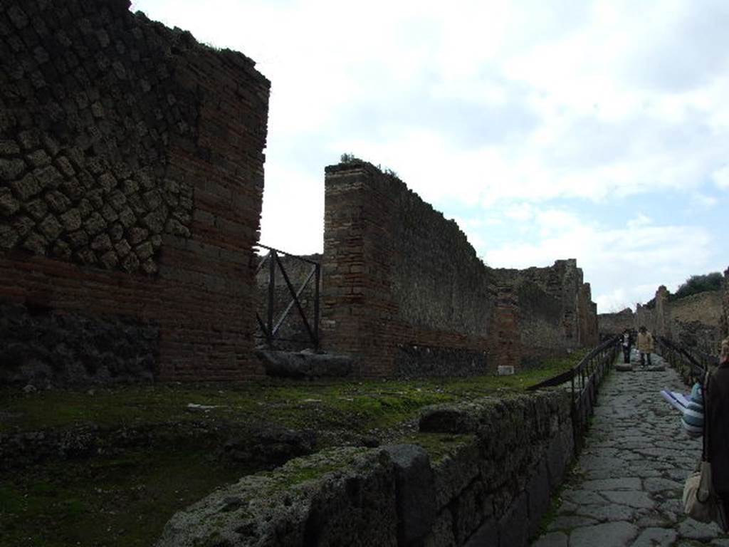 Vicolo della Regina, south side, December 2006. Looking west from VIII.2.37.