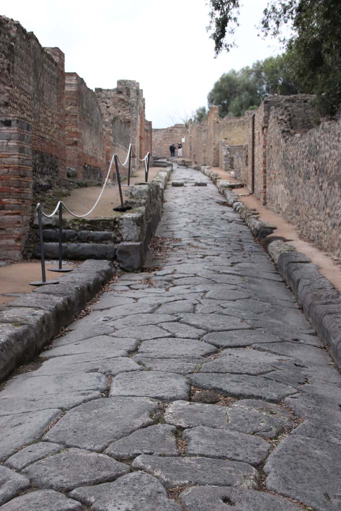 Vicolo della Regina, Pompeii. October 2020. Looking west between VIII.2 and VIII.6, during the year of the pandemic.
Photo courtesy of Klaus Heese.