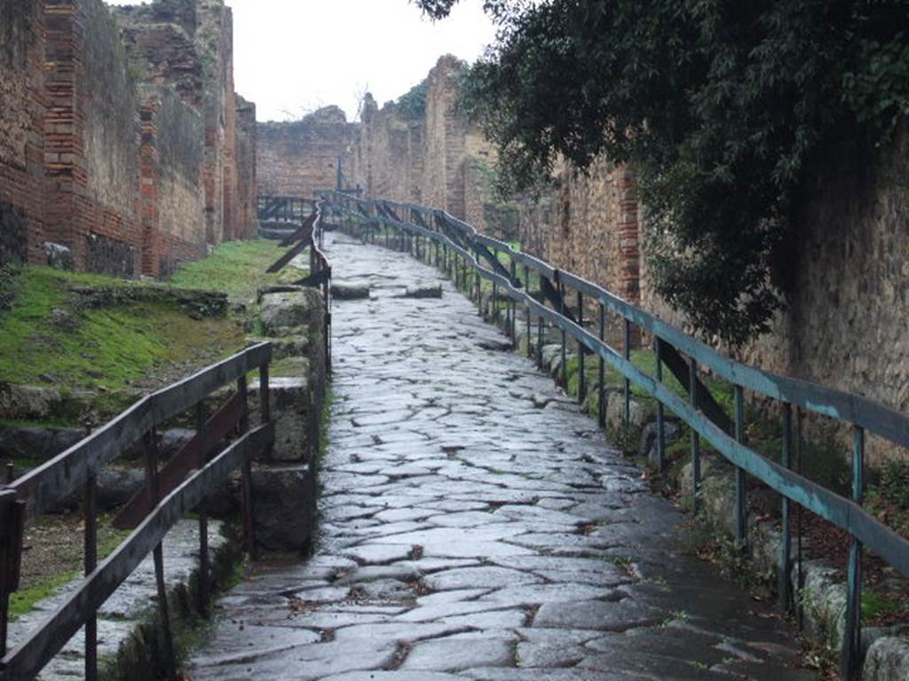 Vicolo della Regina between VIII.2 and VIII.6. December 2005. Looking west from VIII.2.38.