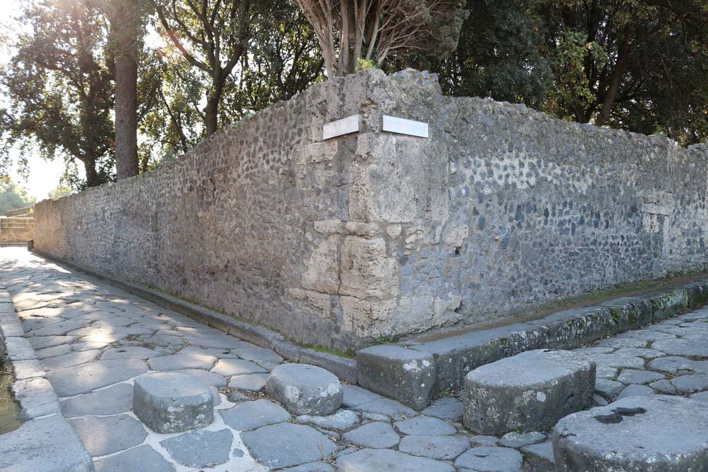 Via dei Teatri, Pompeii, on left. December 2018. 
Looking south towards junction with Vicolo della Regina, from junction with Vicolo delle Pareti Rosse, on right. Photo courtesy of Aude Durand.