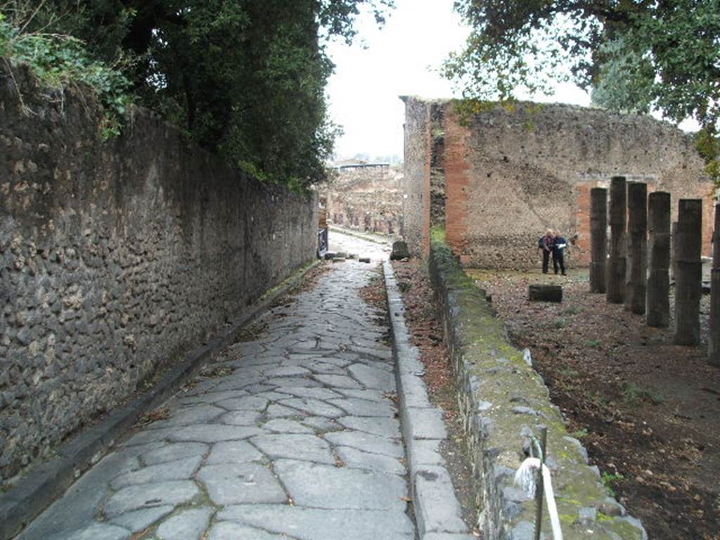 Via dei Teatri between VIII.6 and VIII.7 Triangular Forum. December 2004. 
Looking north from junction with Vicolo della Regina towards junction with Vicolo delle Pareti Rosse, and Via del Tempio d’Iside.