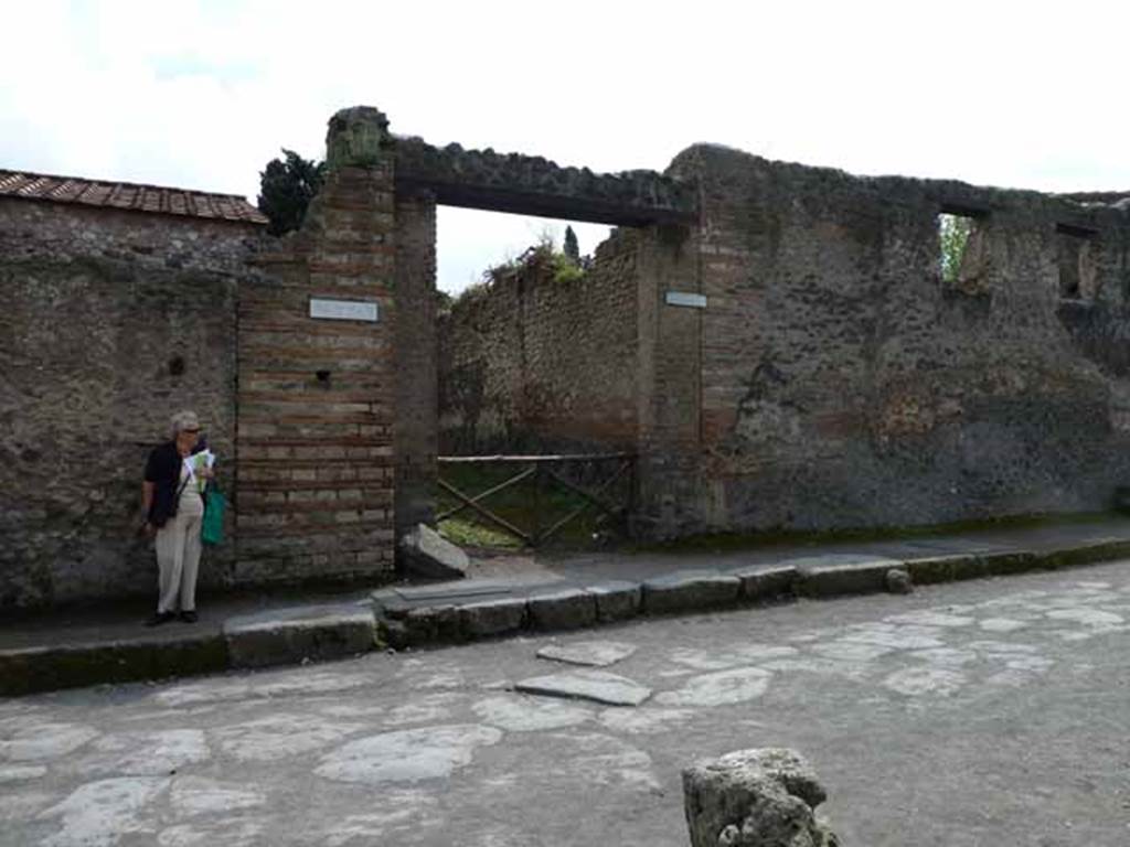 Via dell’Abbondanza, south side. May 2010. Junction with Vicolo della Venere, between II.3 and II.2.