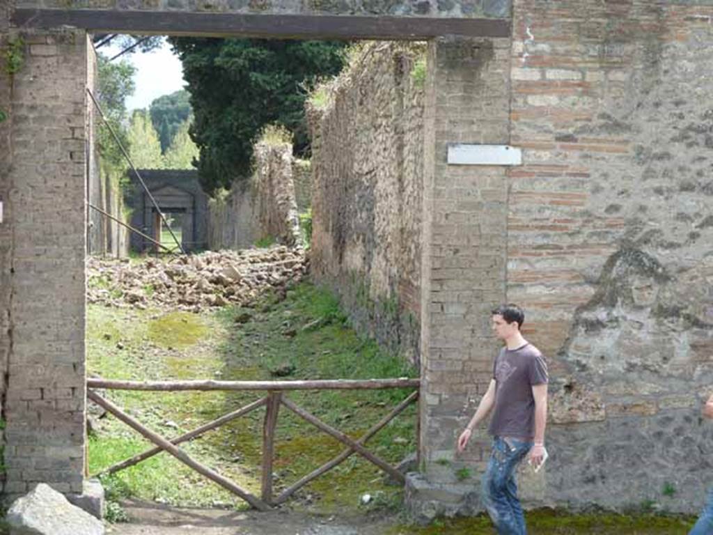 Vicolo della Venere between II.3 and II.2. May 2010. Looking south from the junction with Via dell’Abbondanza.