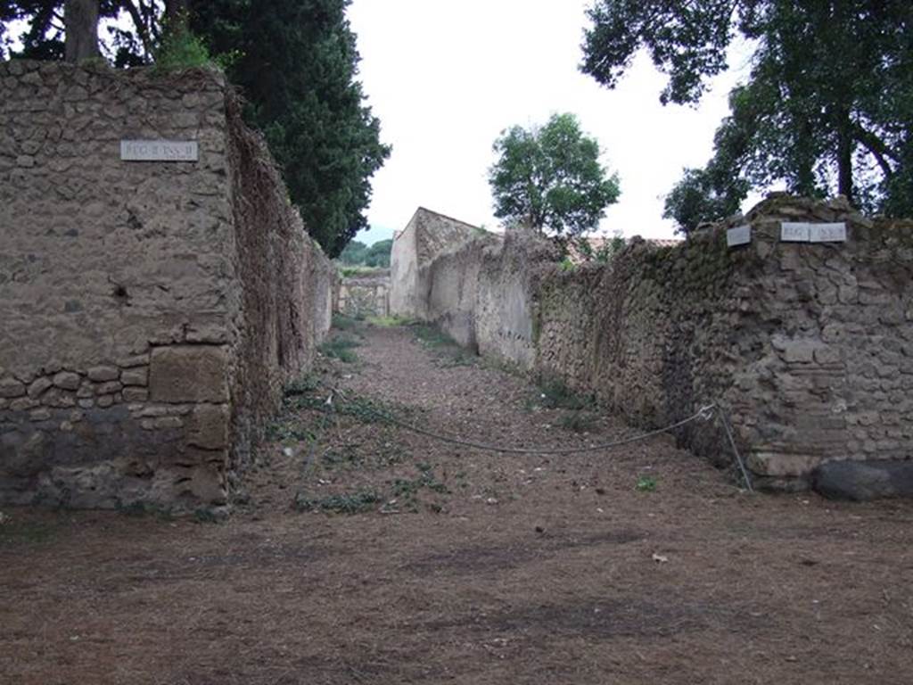 Vicolo della Venere  between II.2 and II.3. December 2006. Looking north from junction with Via di Castricio.