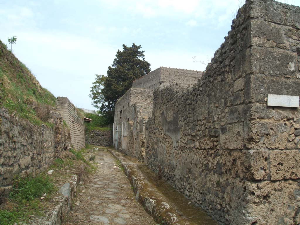 Vicolo delle Nozze d’Argento. May 2005. Looking east from junction with Vicolo di Cecilio Giocondo.