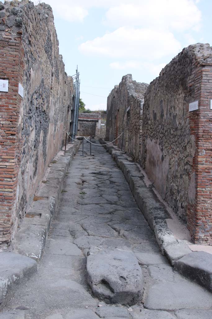 Vicolo di Balbo between IX.2 and IX.1. September 2021. 
Looking east from junction with Via Stabiana. Photo courtesy of Klaus Heese.