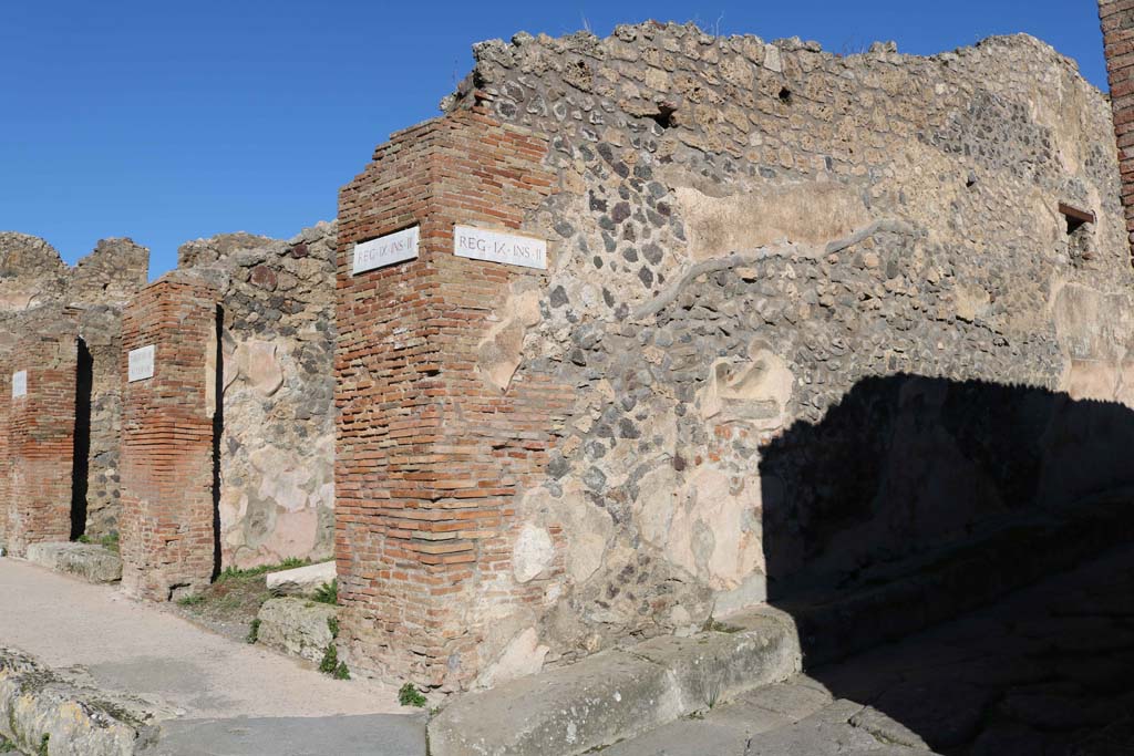 Via Stabiana, on left, and Vicolo di Balbo, on right. December 2018. 
Looking west along north side of roadway, with a street shrine. Photo courtesy of Aude Durand.