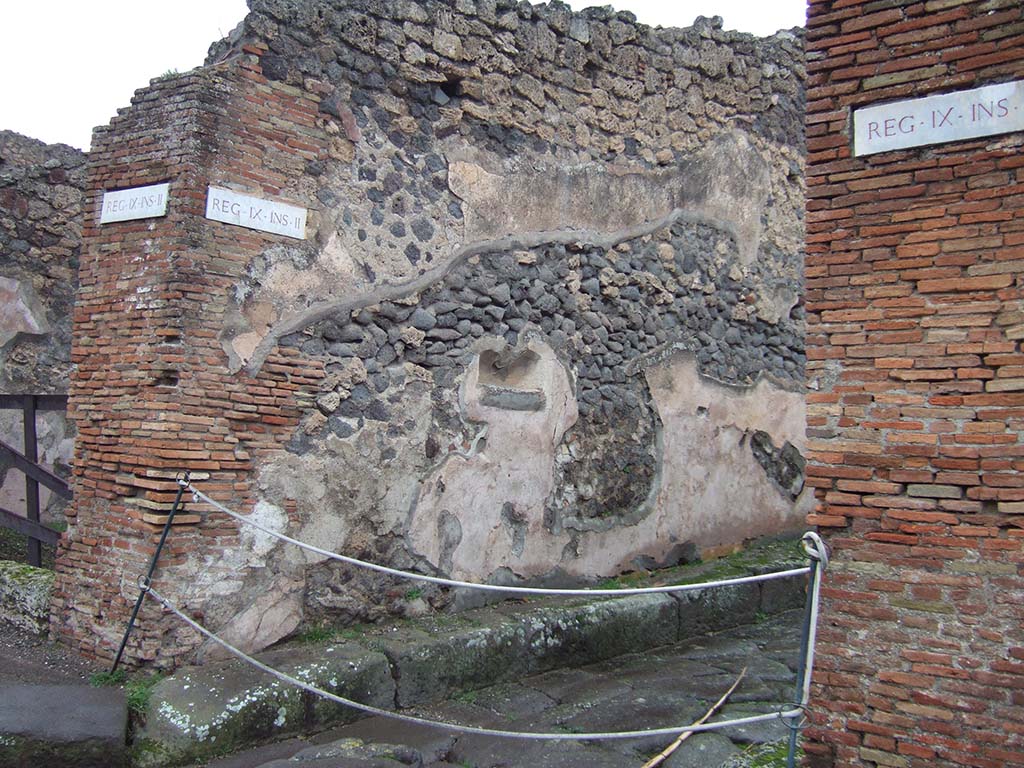 Vicolo di Balbo between IX.2 and IX.1. December 2005. North side, with street altar at IX.2.12 from Via Stabiana.
Originally underneath the niche were two large painted serpents.
The roadway was originally known as Vicolo dei Serpenti.
See Bullettino dell’Instituto di Corrispondenza Archeologica (DAIR), 1871, p. 205.