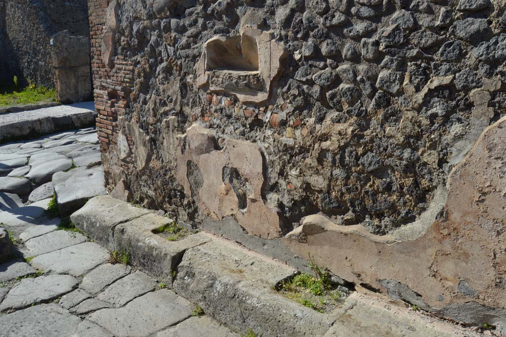 Vicolo di Balbo between IX.2 and IX.1. March 2019. Painted street altar at IX.2.12 on north side. 
Foto Taylor Lauritsen, ERC Grant 681269 DÉCOR.