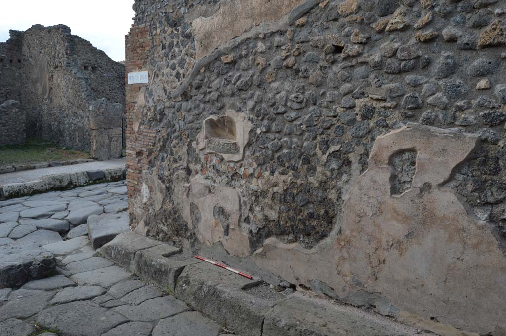 Vicolo di Balbo between IX.2 and IX.1. October 2018. North side, with street altar at IX.2.12, looking west towards Via Stabiana.
Foto Taylor Lauritsen, ERC Grant 681269 DÉCOR.