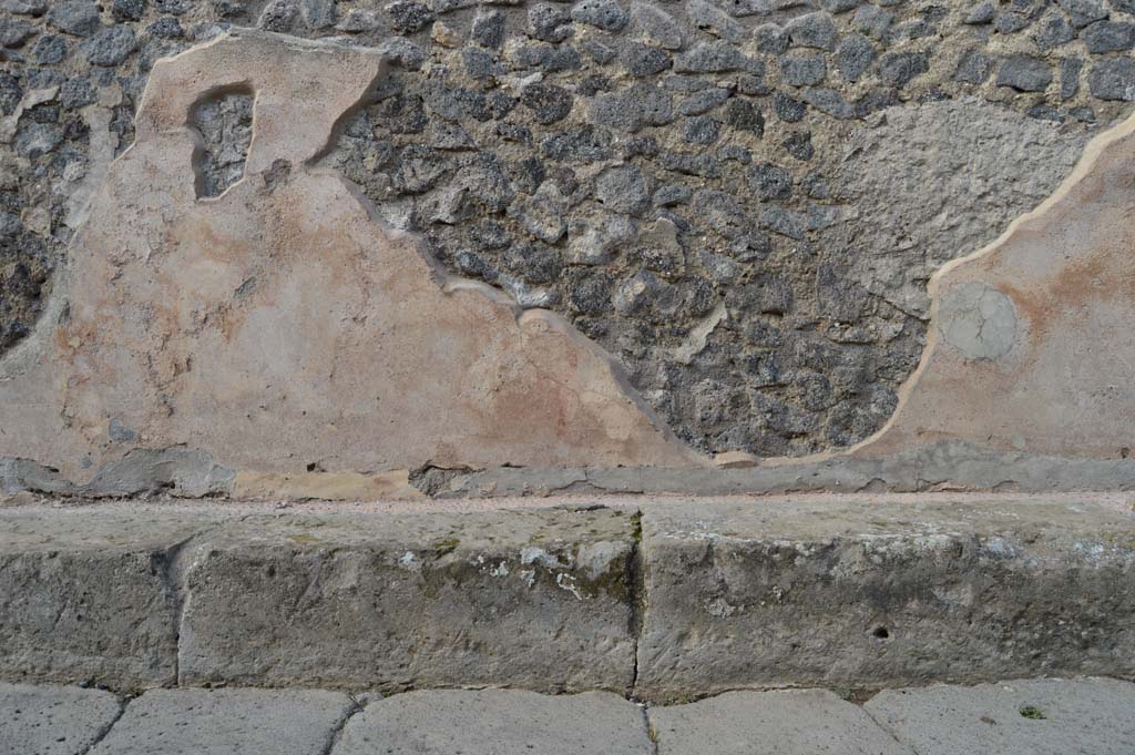 Vicolo di Balbo between IX.2 and IX.1. October 2018. North side, continuation from street altar, painted plaster on outside wall of IX.2.12.
Foto Taylor Lauritsen, ERC Grant 681269 DÉCOR.
