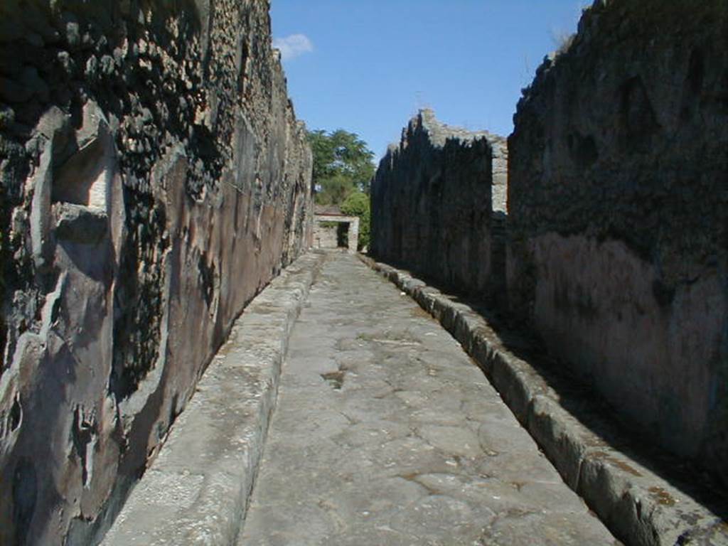 Vicolo di Balbo between IX.2 and IX.1. Looking east from junction with Via Stabiana. September 2004.