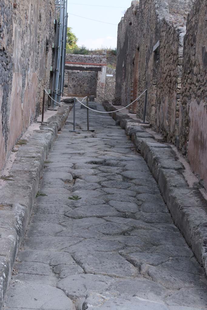 Vicolo di Balbo between IX.2 and IX.1. September 2021. 
Looking east. Photo courtesy of Klaus Heese.
