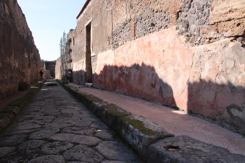 Vicolo di Balbo, Pompeii. October 2022. 
Looking west on Vicolo di Balbo towards Via Stabiana, and with entrance doorways IX.2.15 and 16, centre left. 
Photo courtesy of Klaus Heese