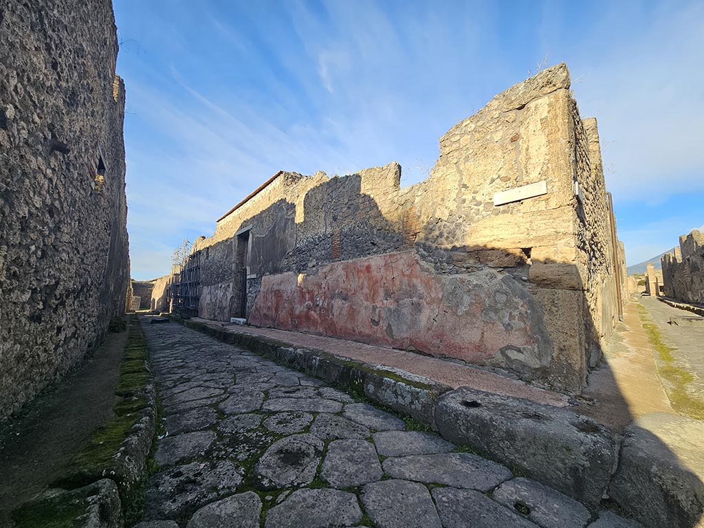 Vicolo di Balbo, on left, Pompeii. November 2024. 
Looking west towards IX.2.16, and north along Vicolo di Tesmo, on right. Photo courtesy of Annette Haug.